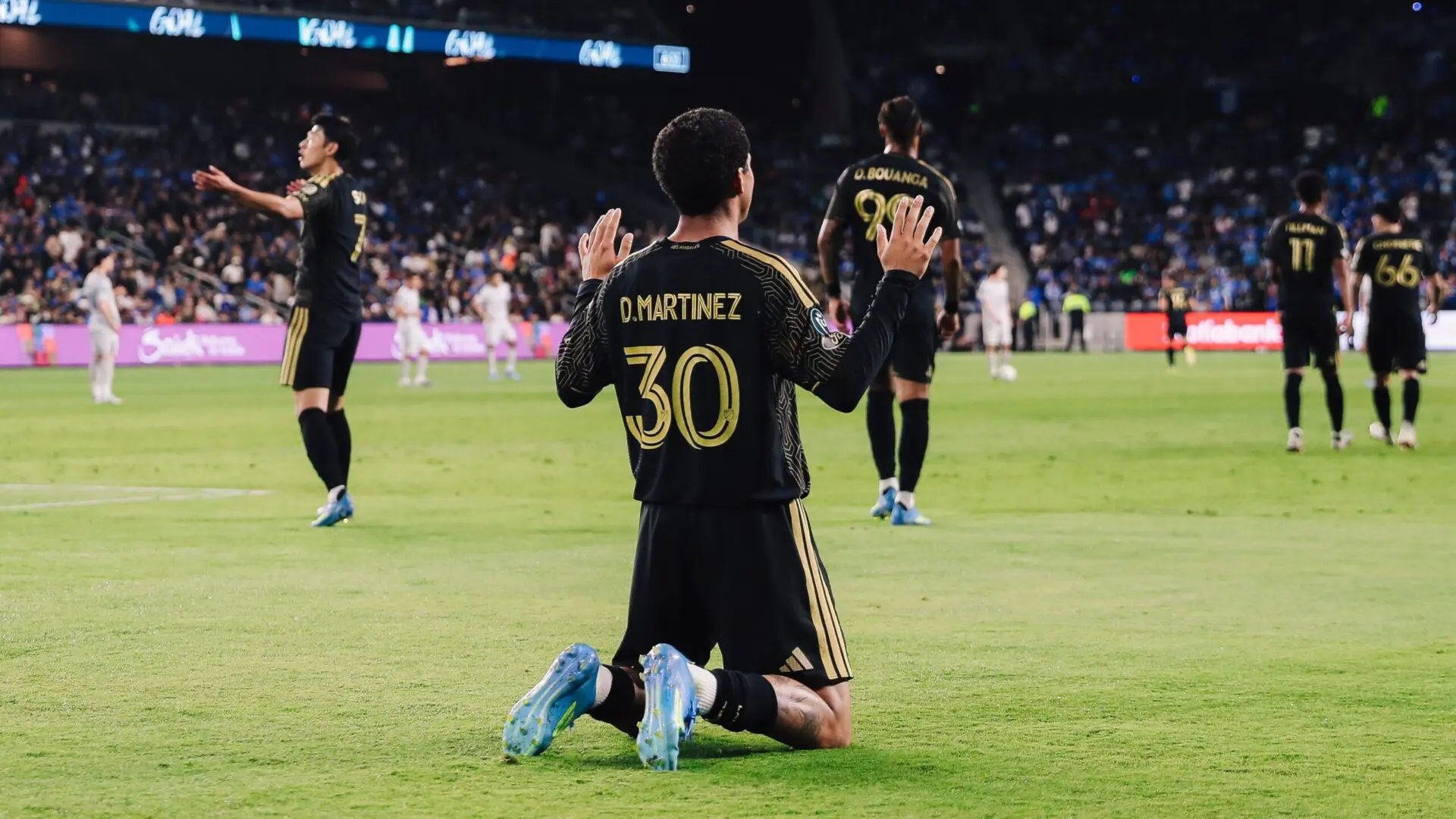 David Martínez festeja uno de los dos goles que le anotó a Cruz Azul en los cuartos de final de la CONCACAF Liga de Campeones.
