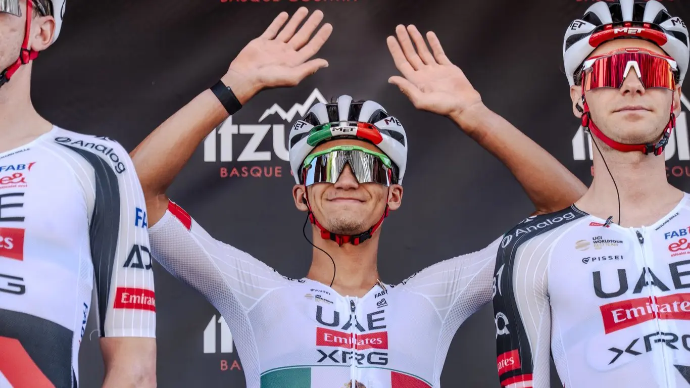 Isaac del Toro manda mensaje tras caída en la Vuelta Vasca