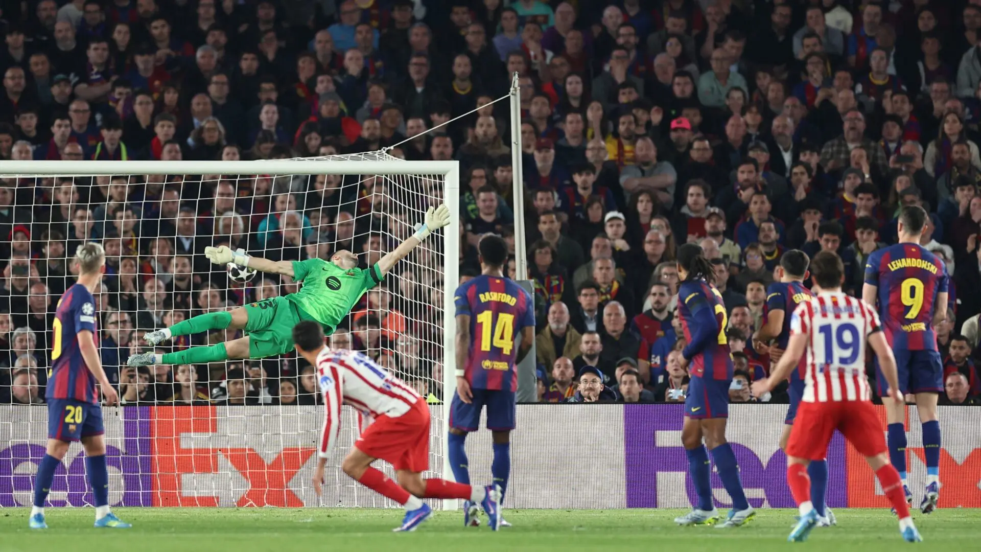 Julián Álvarez anotó el primer gol de la victoria del Atlético de Madrid sobre el Barcelona.