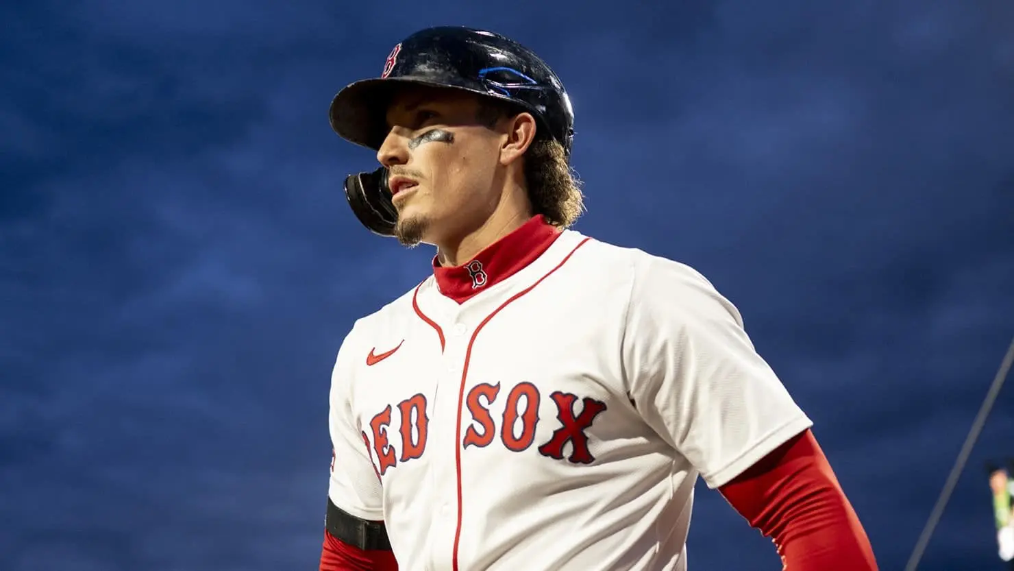 Jarren Durán responde con gesto obsceno a agresión de aficionado