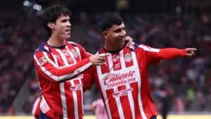 Chivas no sueltan el liderato tras golear a Puebla