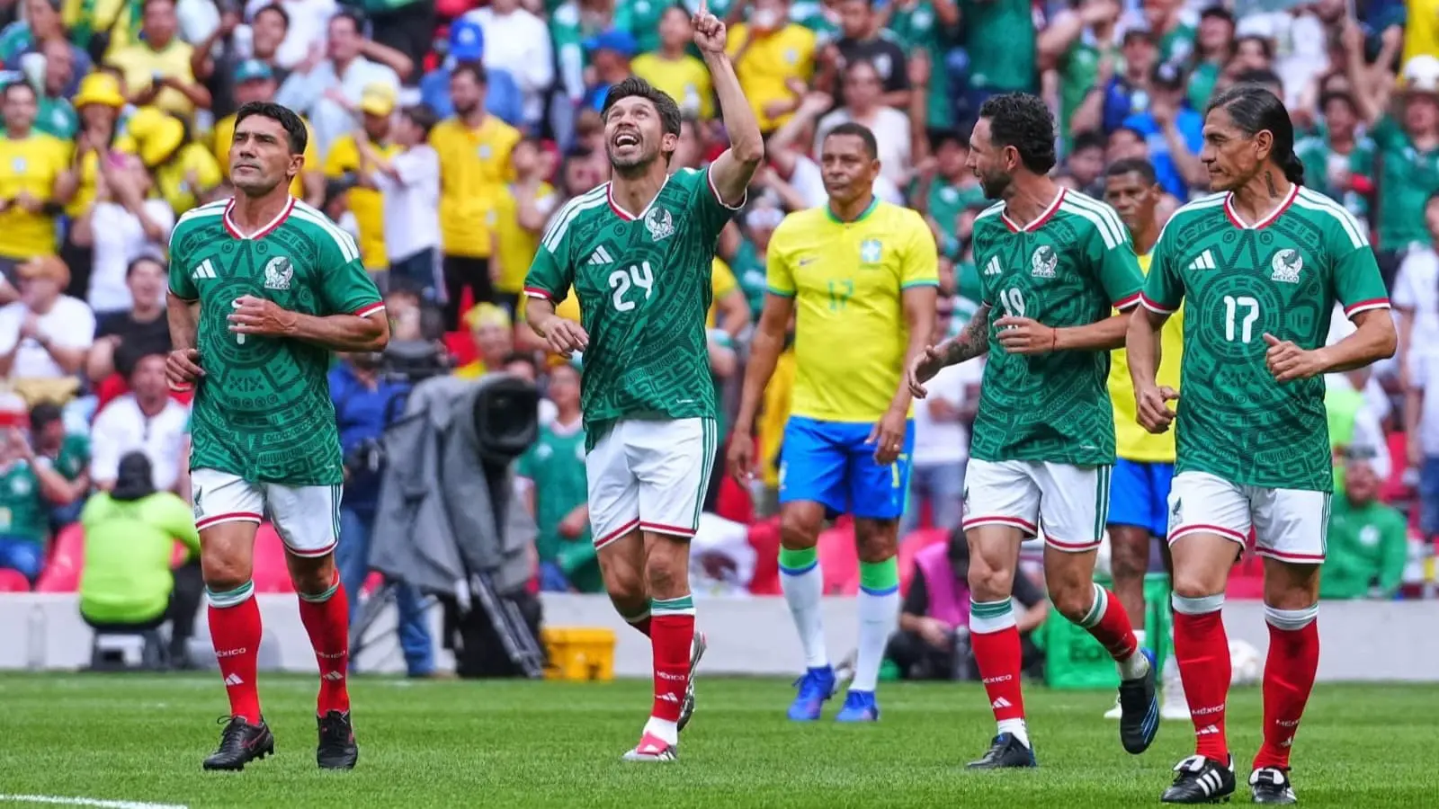 Leyendas de México y Brasil deslumbran en el Estadio Banorte