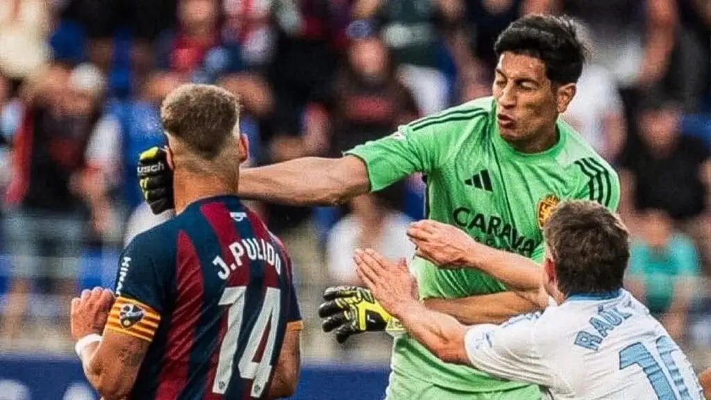 Esteban Andrada es suspendido 13 partidos por golpear a un jugador en la cara
