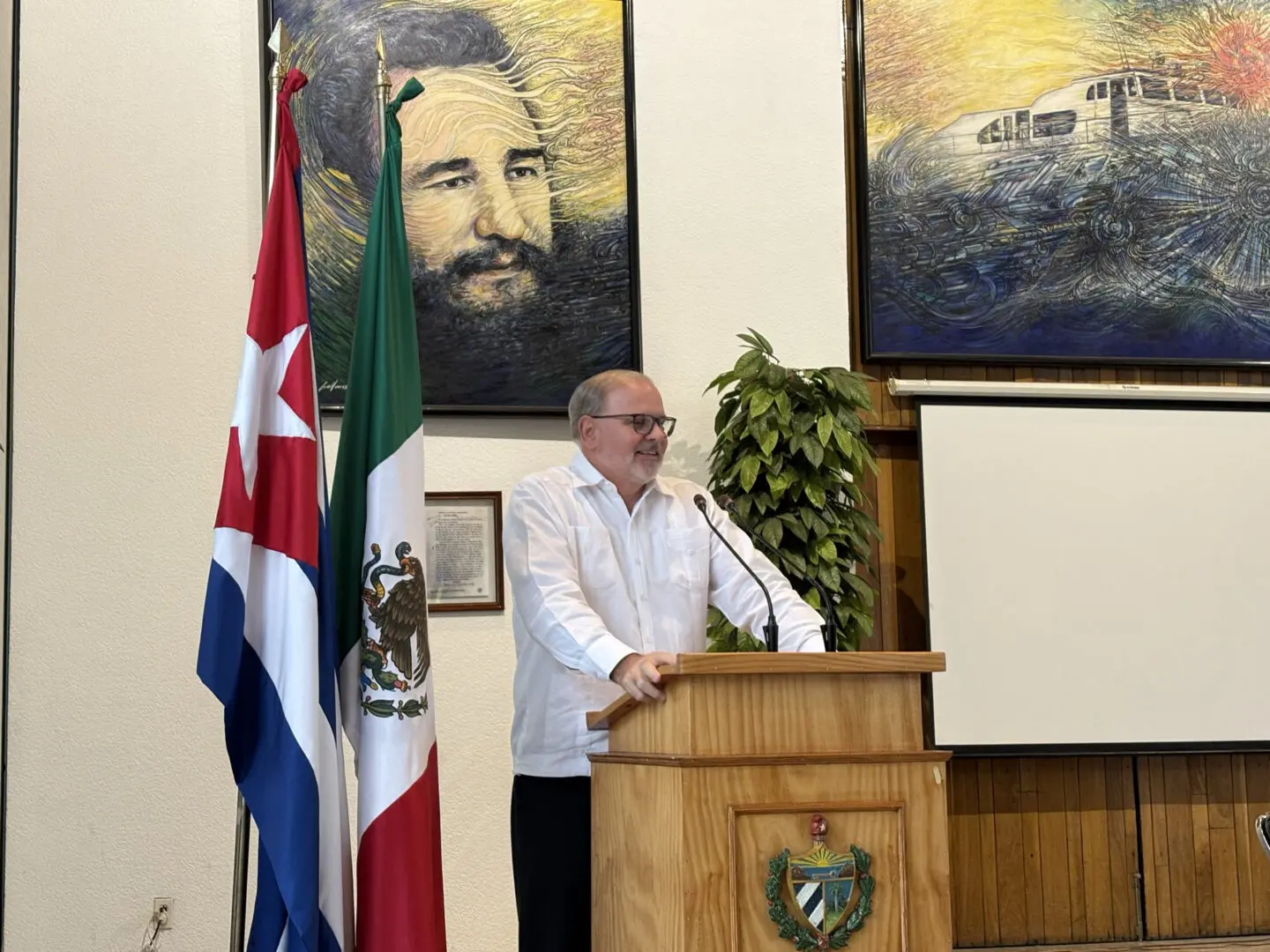Embajador de Cuba en evento público