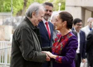 Joan Manuel Serrat y Claudia Sheinbaum se sostienen de las manos