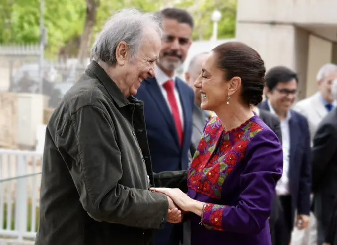 Joan Manuel Serrat y Claudia Sheinbaum se sostienen de las manos