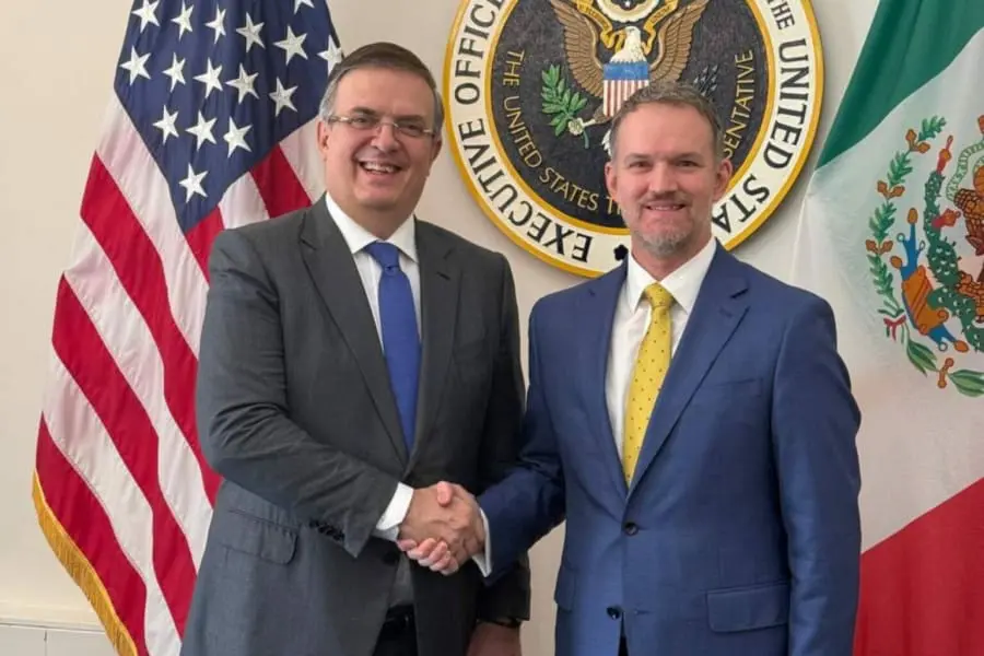 Ebrard y Greer agarrándose de la mano en encuentro diplomático