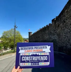 Letrero en apoyo a Sheinbaum en Barcelona