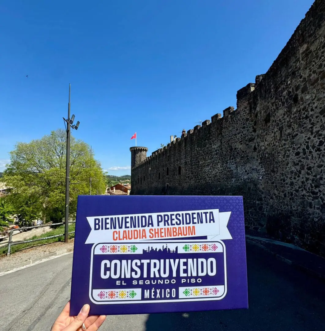 Letrero en apoyo a Sheinbaum en Barcelona