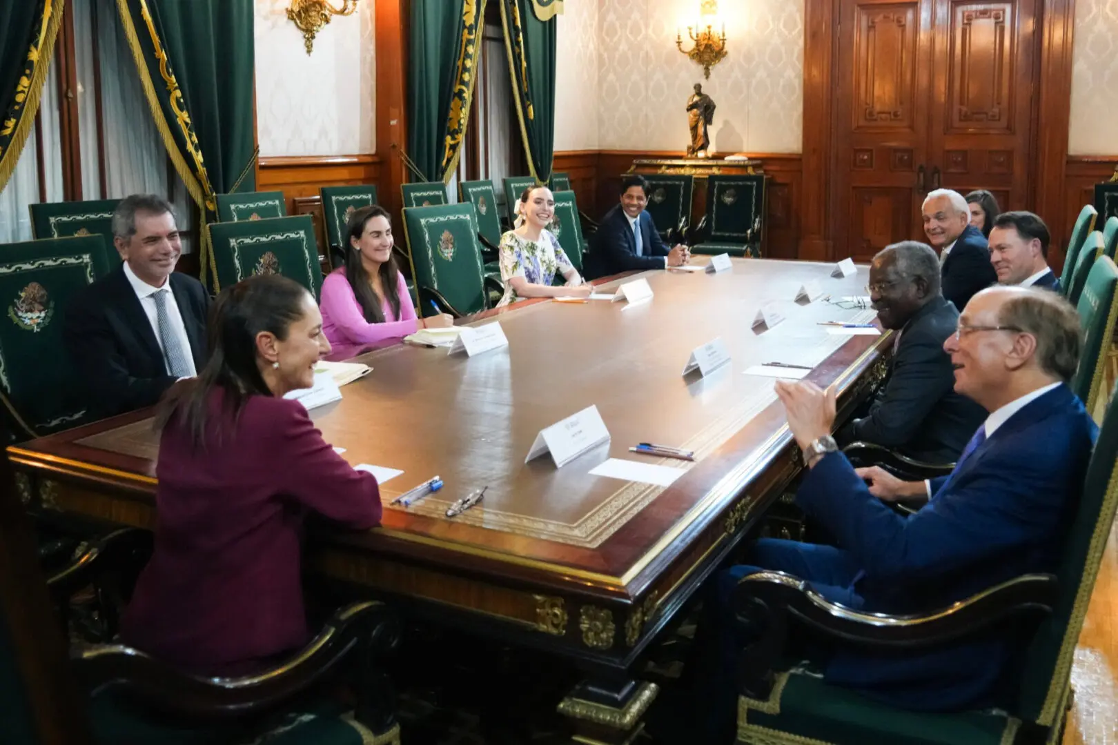 Sheinbau al lado de Larry Fink y Adebayo Ogunlesi