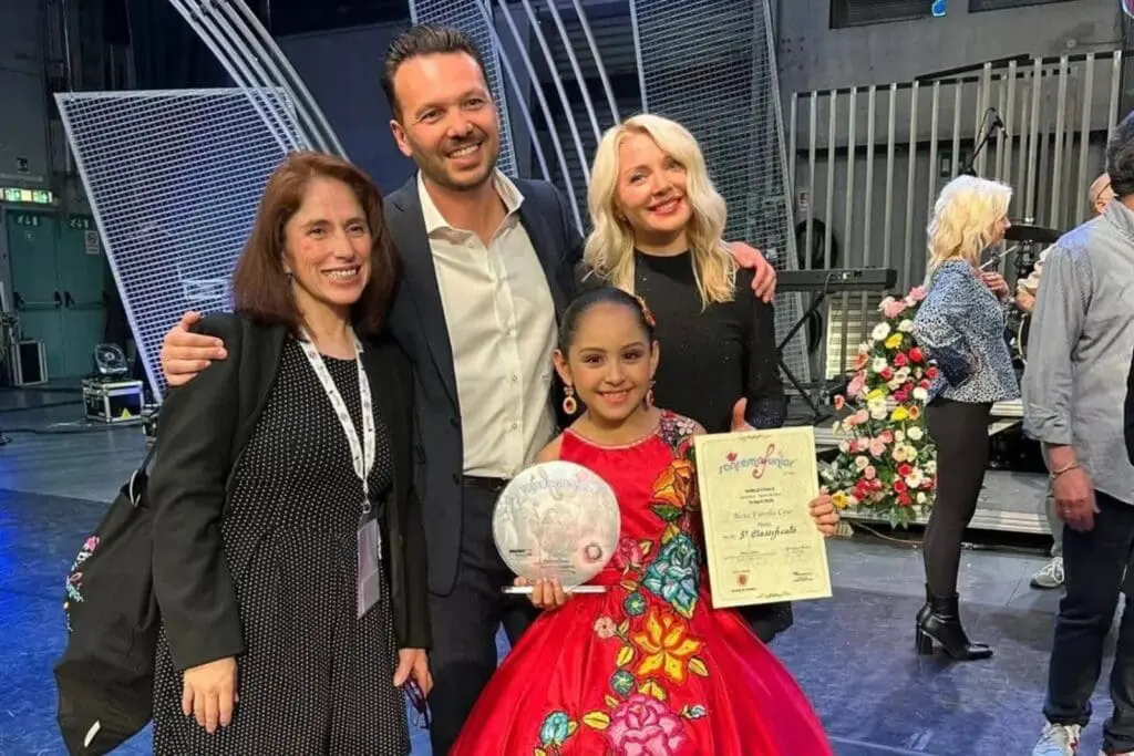 Niña mexicana gana tercer lugar en concurso de canto en Italia