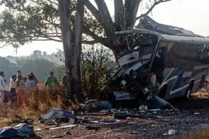 Autobús se impacta contra árbol en Querétaro; accidente deja 9 muertos