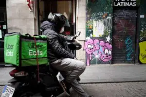 Uber Eats es demandado tras ser acusado de explotación laboral