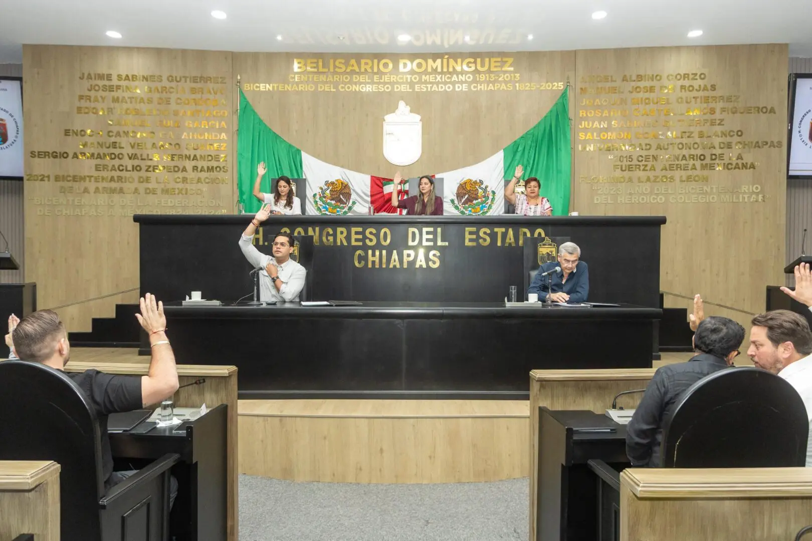 Congresistas de Chiapas alzan la mano durante sesión