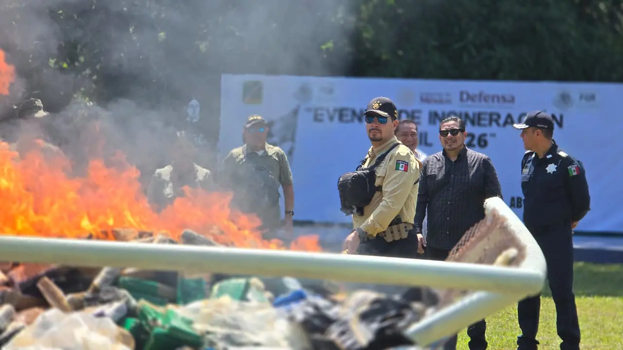 Elementos de Fuerzas Armadas observan Incendio de narcóticos en Chiapas