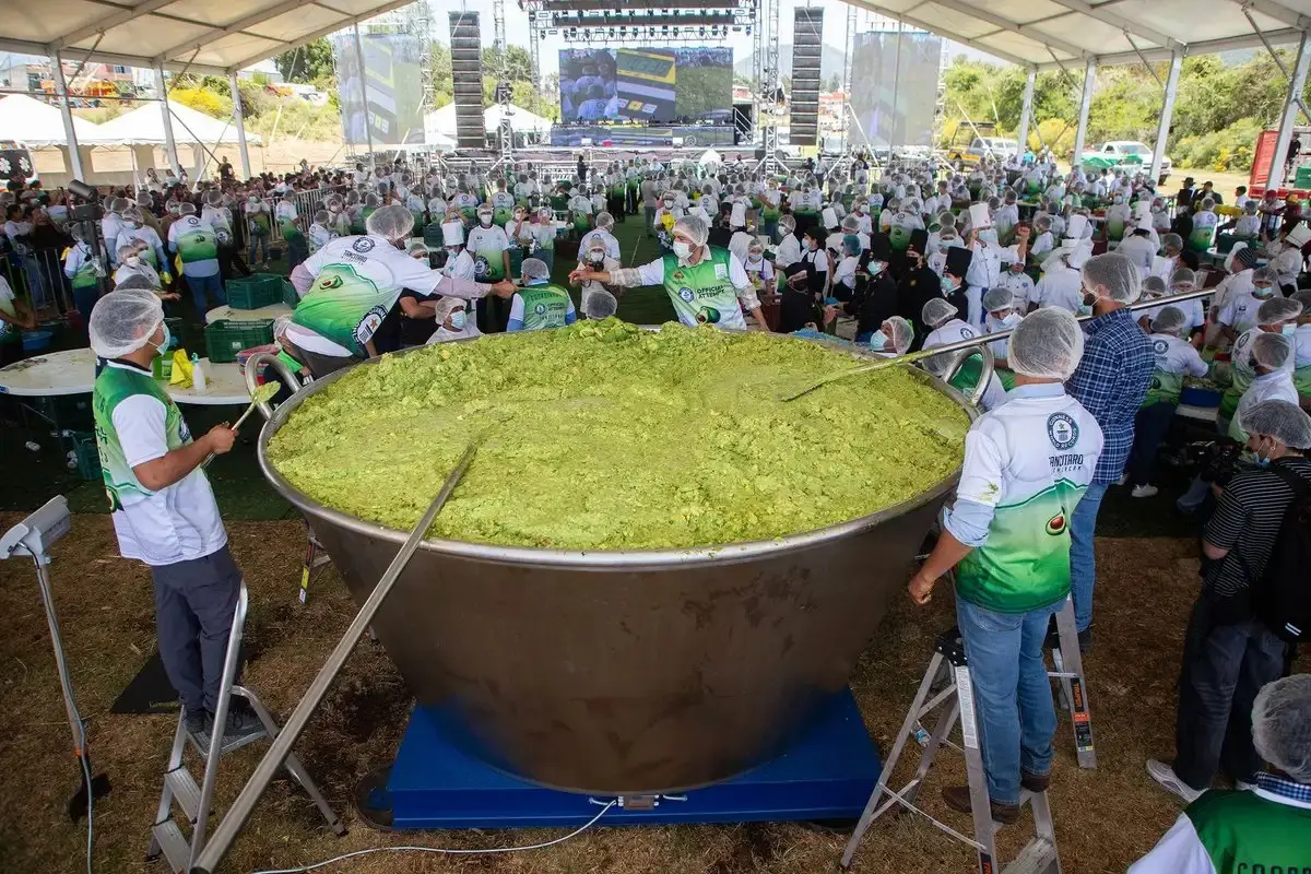 Michoacán rompe el récord Guinness al crear el guacamole más grande del mundo