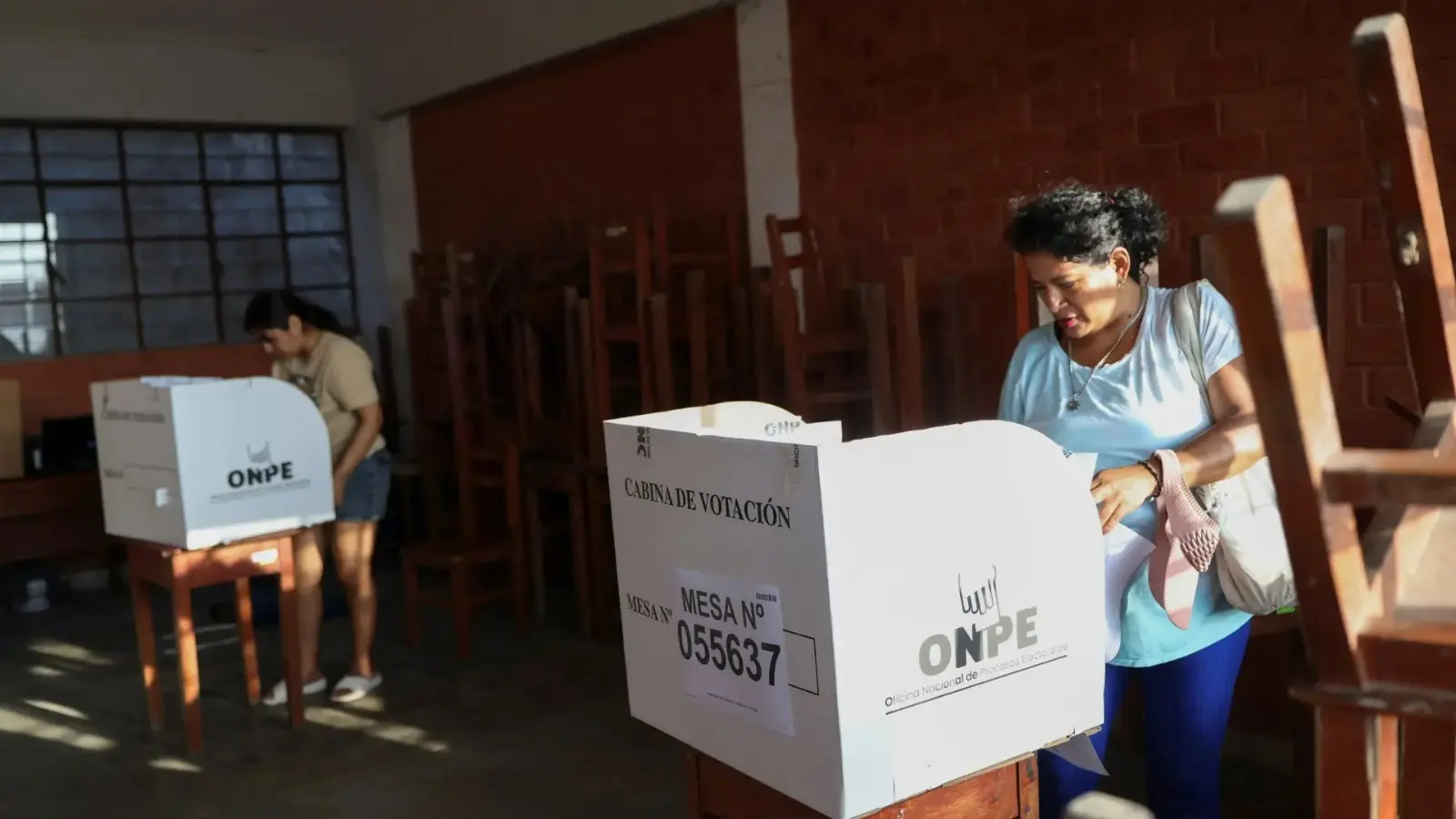 Preparan las elecciones presidenciales en Perú tras la primera ronda de votaciones