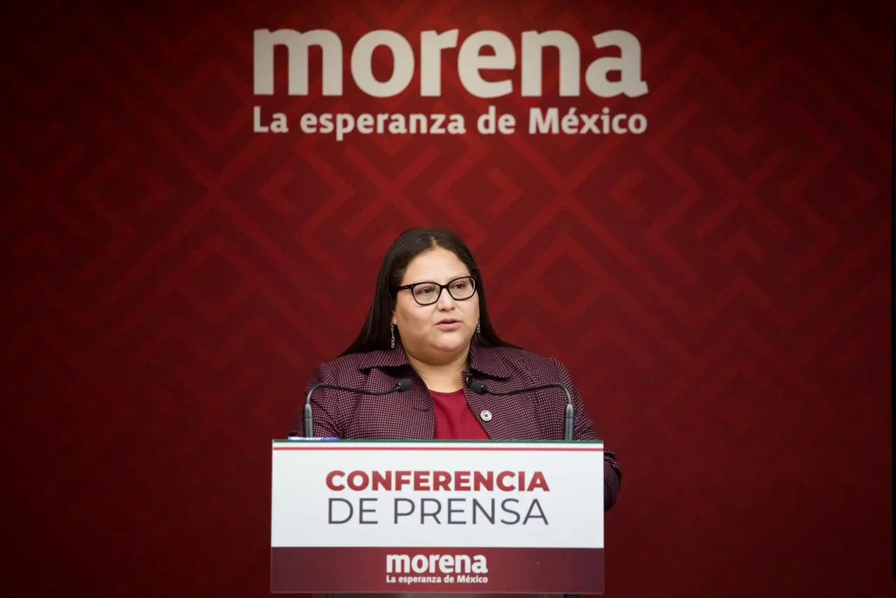 Citlali Hernández ante microfono en CEN de Morena