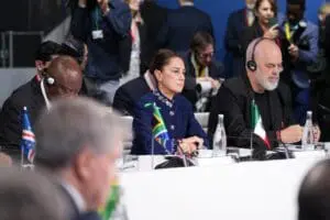 Presidenta de México participa en Cumbre Internacional desde España