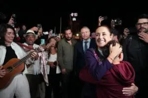 Claudia Sheinbaum abraza niño en España rodeado de Gente