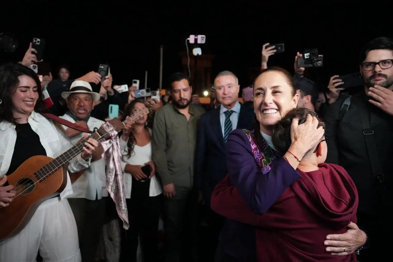 Claudia Sheinbaum abraza niño en España rodeado de Gente