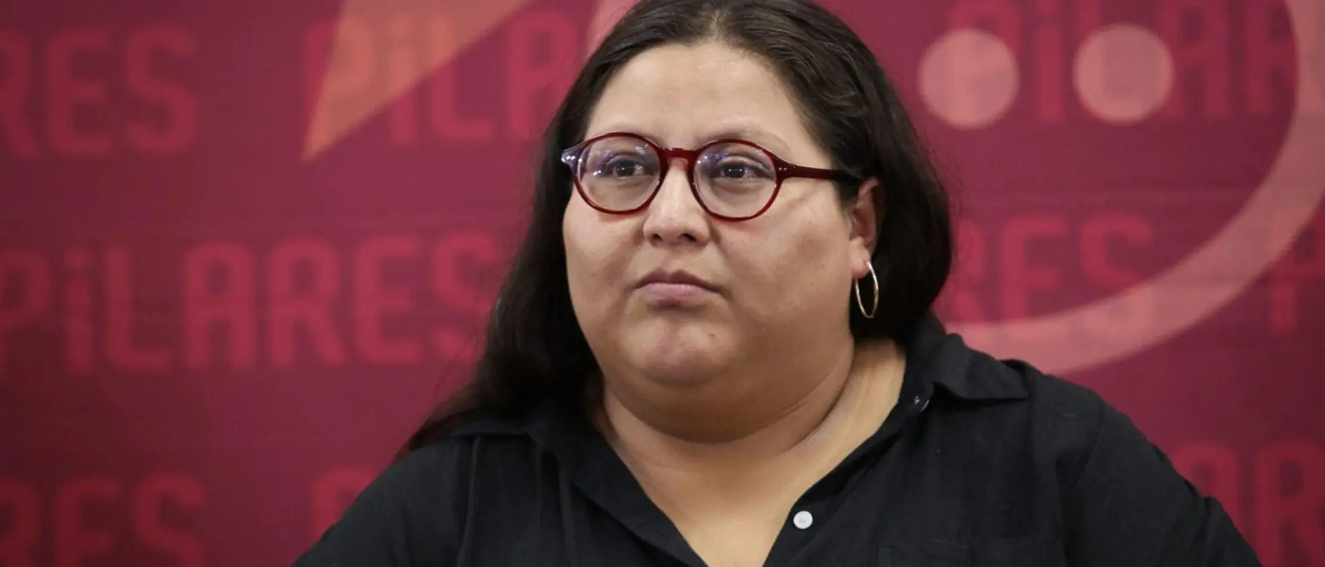 Citlali Hernández mirando de lado