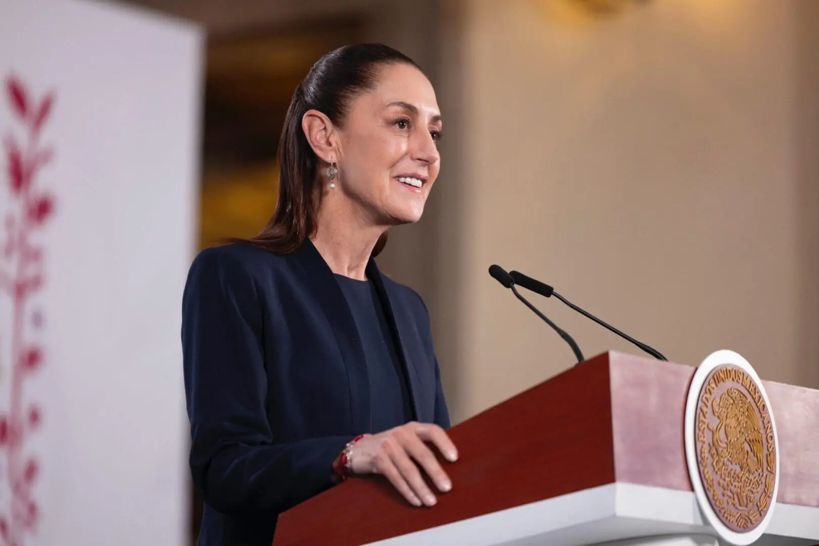 Presidenta critica aumento en el costo del diésel; anuncia reunión con gasolineros