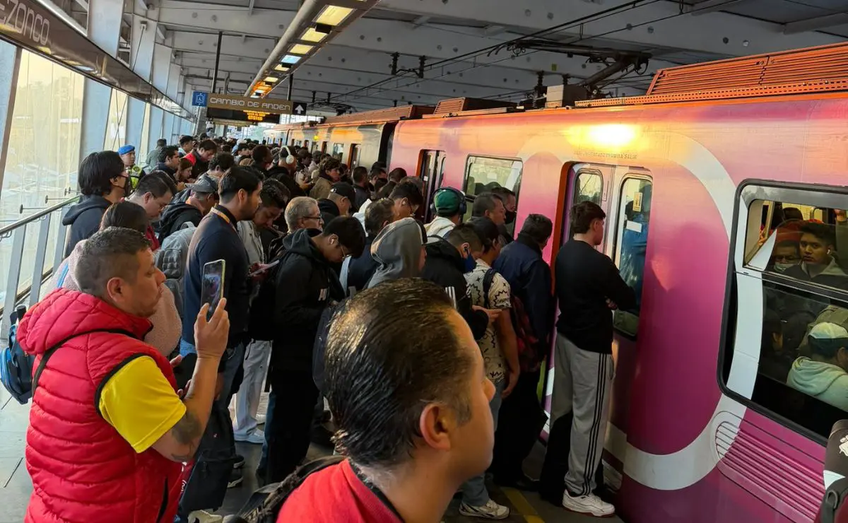 Pasajeros a punto de abordar vagón de Metro