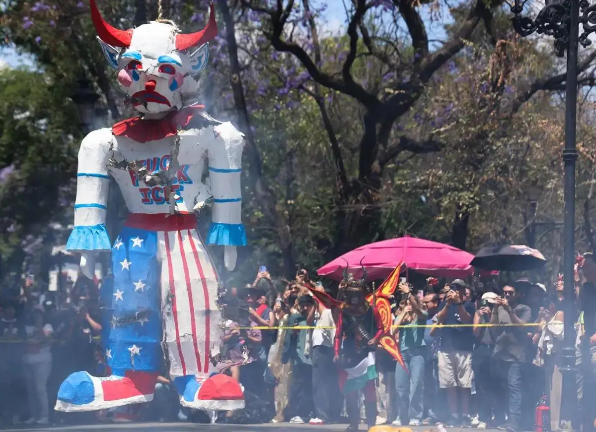 Figura alegórica hecha de cartón de Donald Trump en CDMX