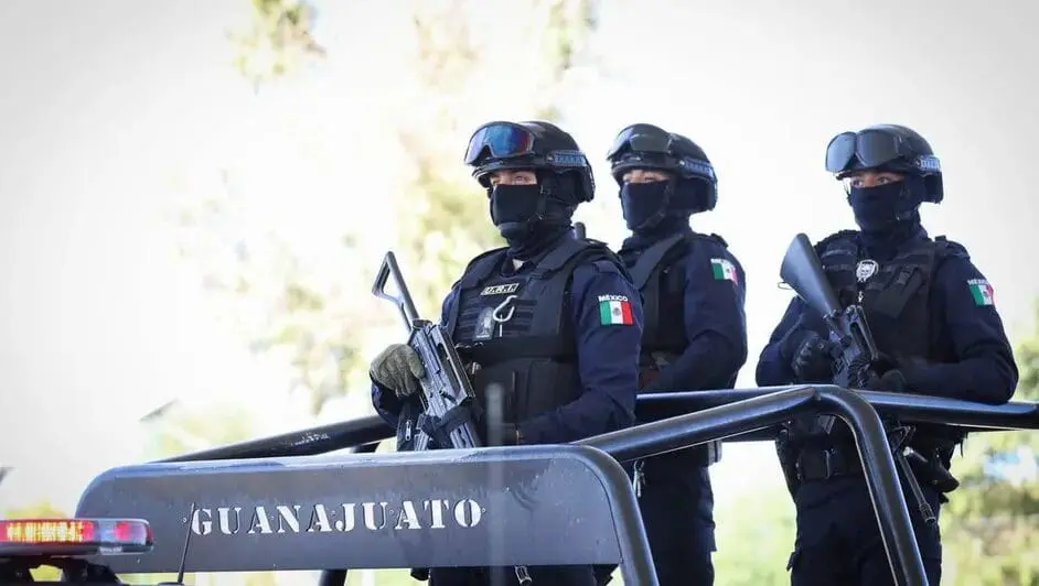 Aprehenden a 8 policías municipales en Guanajuato por presunta participación en hechos delictivos