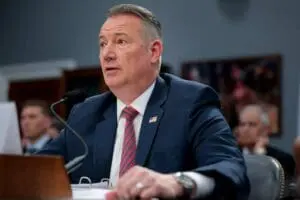 Renuncia director interino del ICE en Estados Unidos