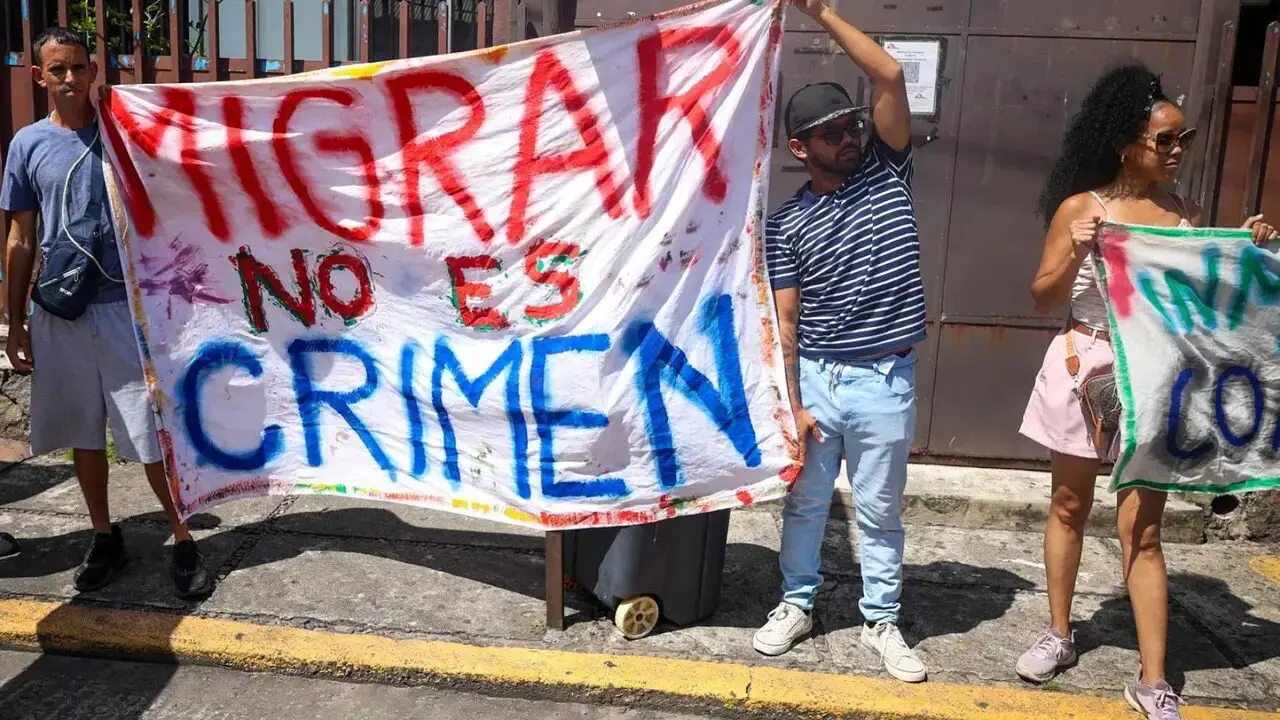 Protestan por muertes de migrantes con pancarta