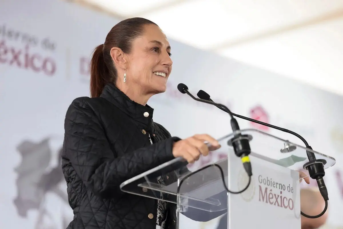 Presidenta de México ante micrófonos durante evento en Puebla