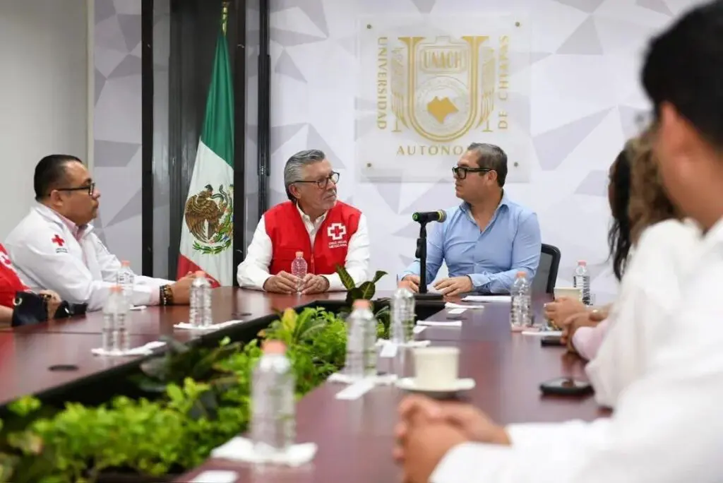 Mexican Red Cross officials meeting around conference table