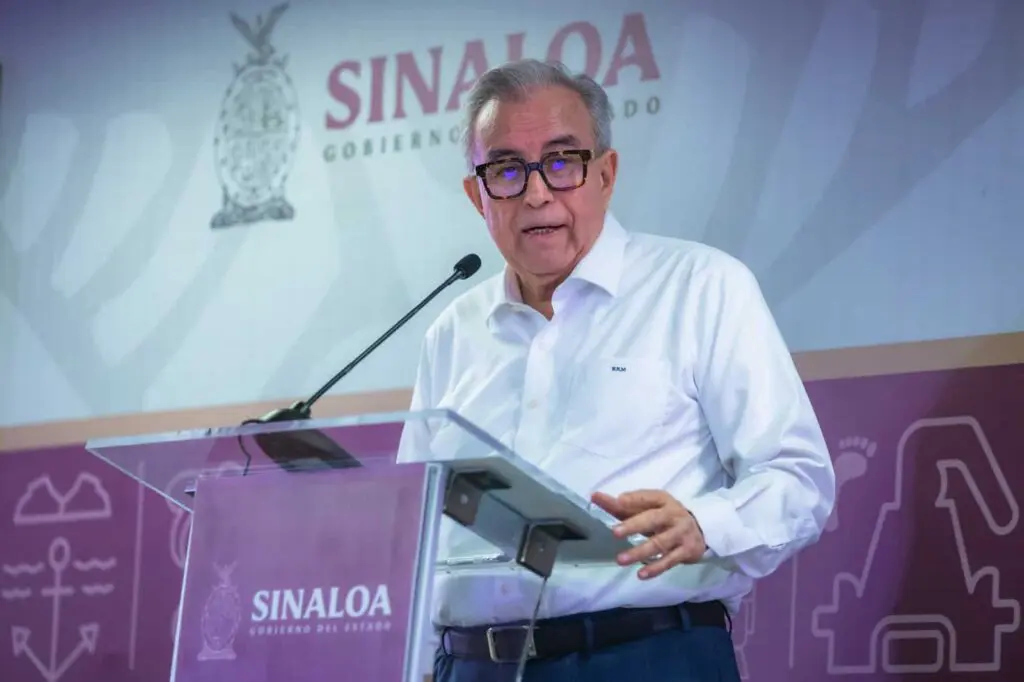 Man speaking at Sinaloa government podium