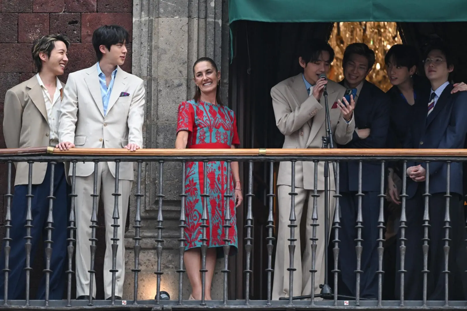 Presidenta recibe a BTS en Palacio Nacional; acuden 50 mil fans al Zócalo