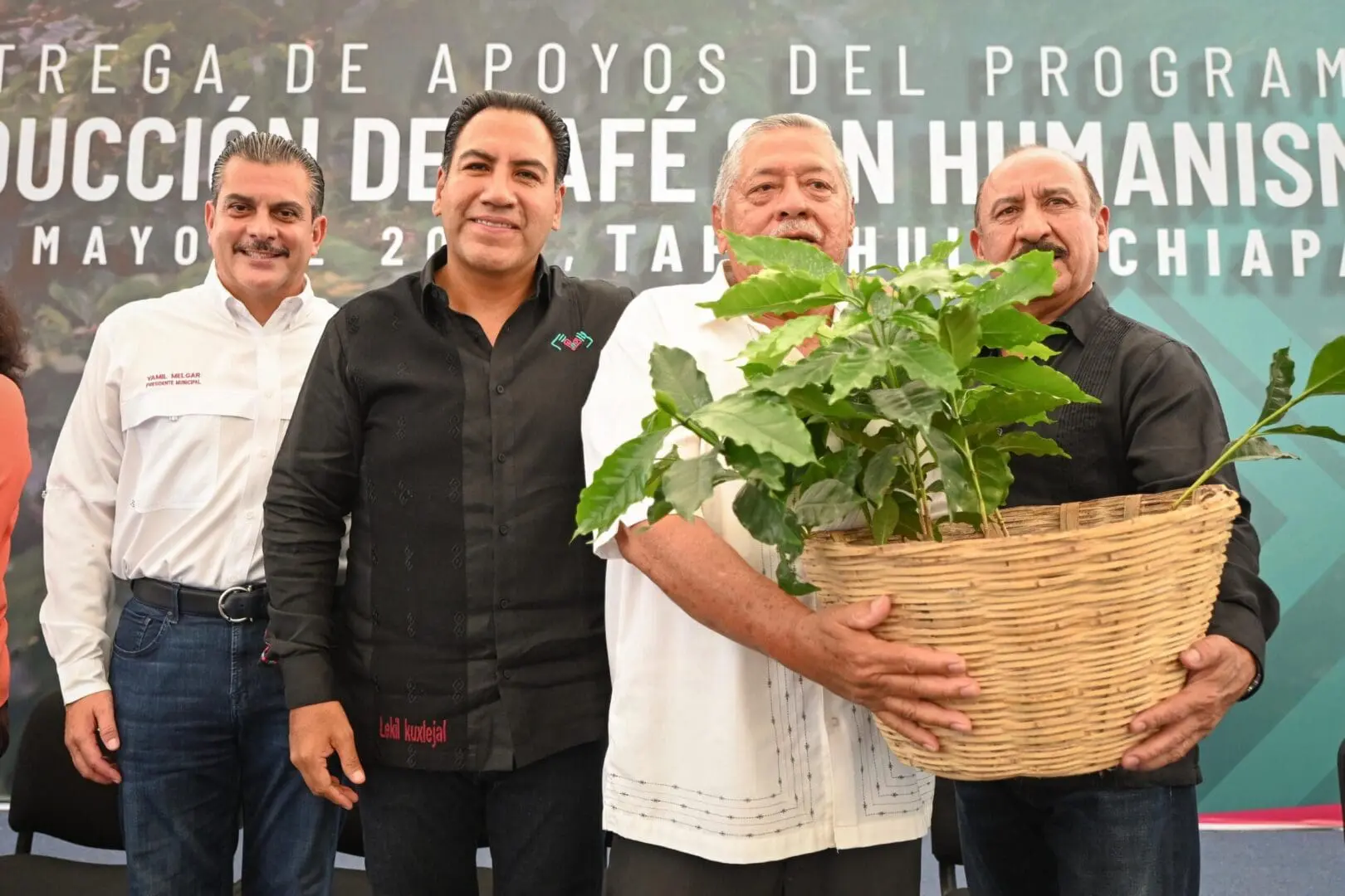 Ramírez Aguilar entrega apoyos a productores de café en Tapachula
