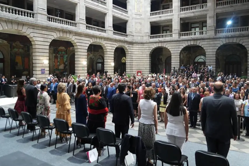 Sheinbaum anuncia incremento salarial del 9% a maestros mexicanos