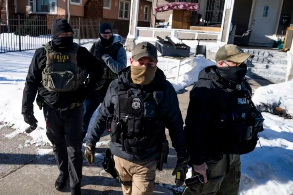 Arrestan a agente del ICE por disparar a migrante venezolano en Minnesota