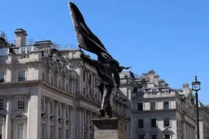 Aparece misteriosa estatua de Banksy en el centro de Londres