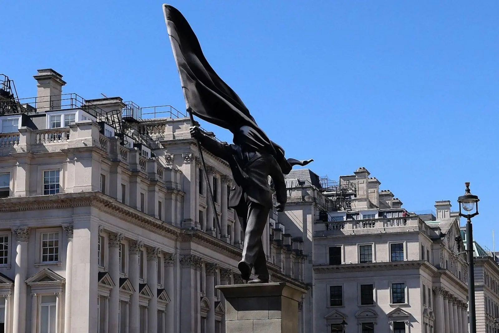 Aparece misteriosa estatua de Banksy en el centro de Londres