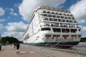 Francia: retienen barco con 1,700 personas tras brote de gastroenteritis
