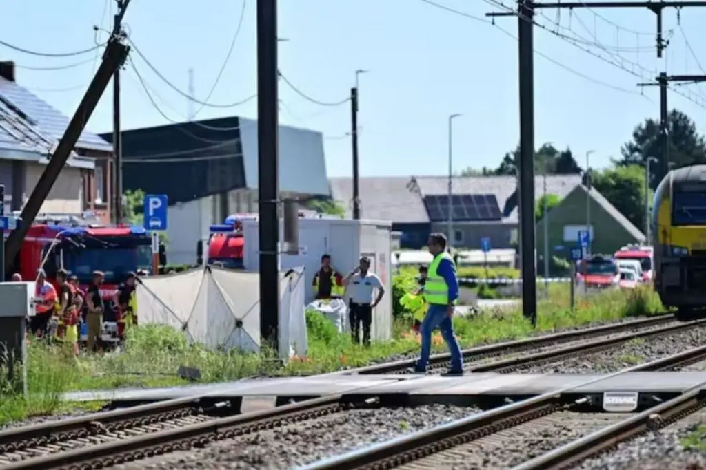 Tragedia ferroviaria en Bélgica: choque entre tren y minibús escolar deja cuatro muertos