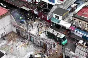 Colapsa barda en CDMX; cuatro personas heridas tras caer sobre transporte público