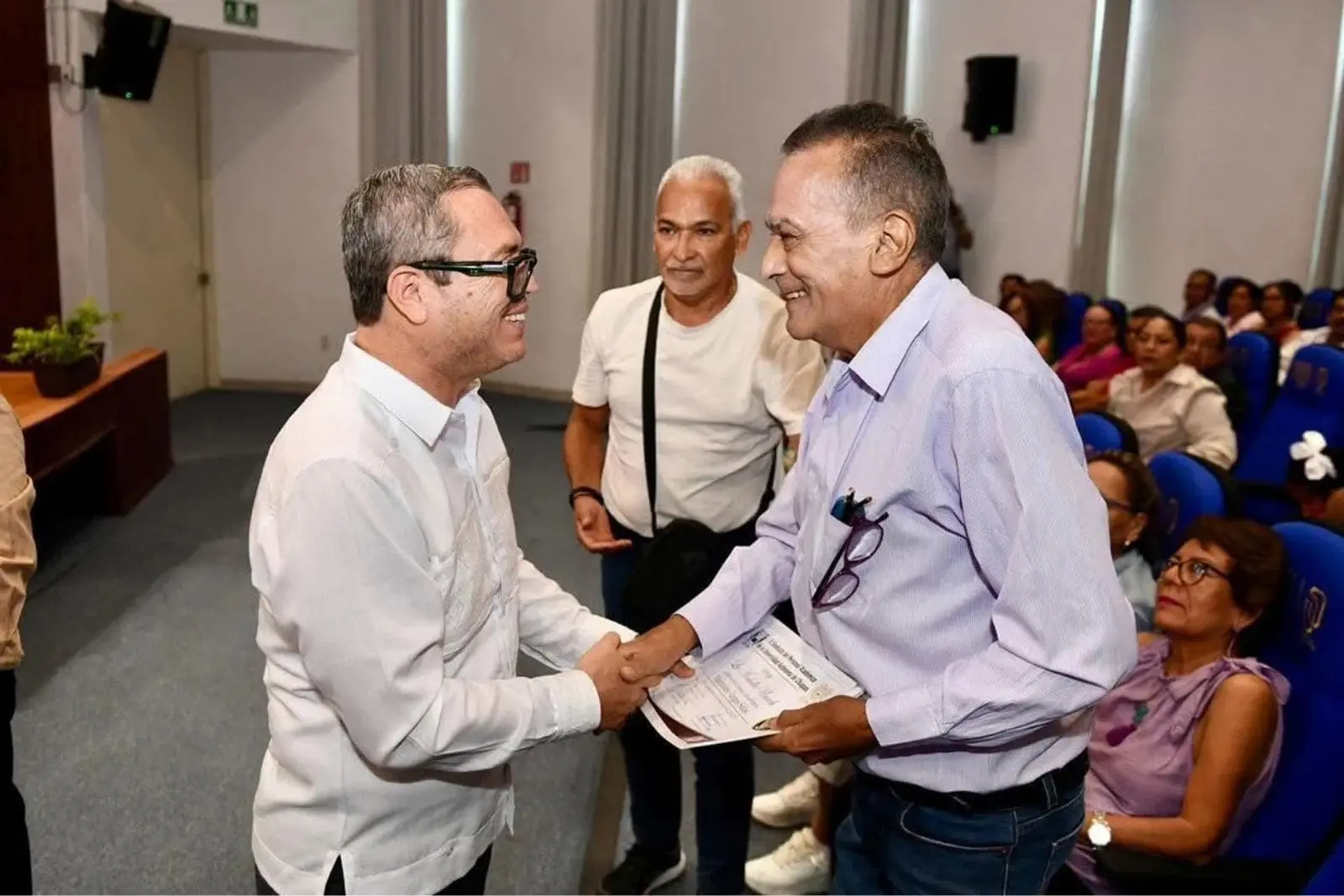 UNACH reconoce trayectoria de maestros con más de 25 años de servicio
