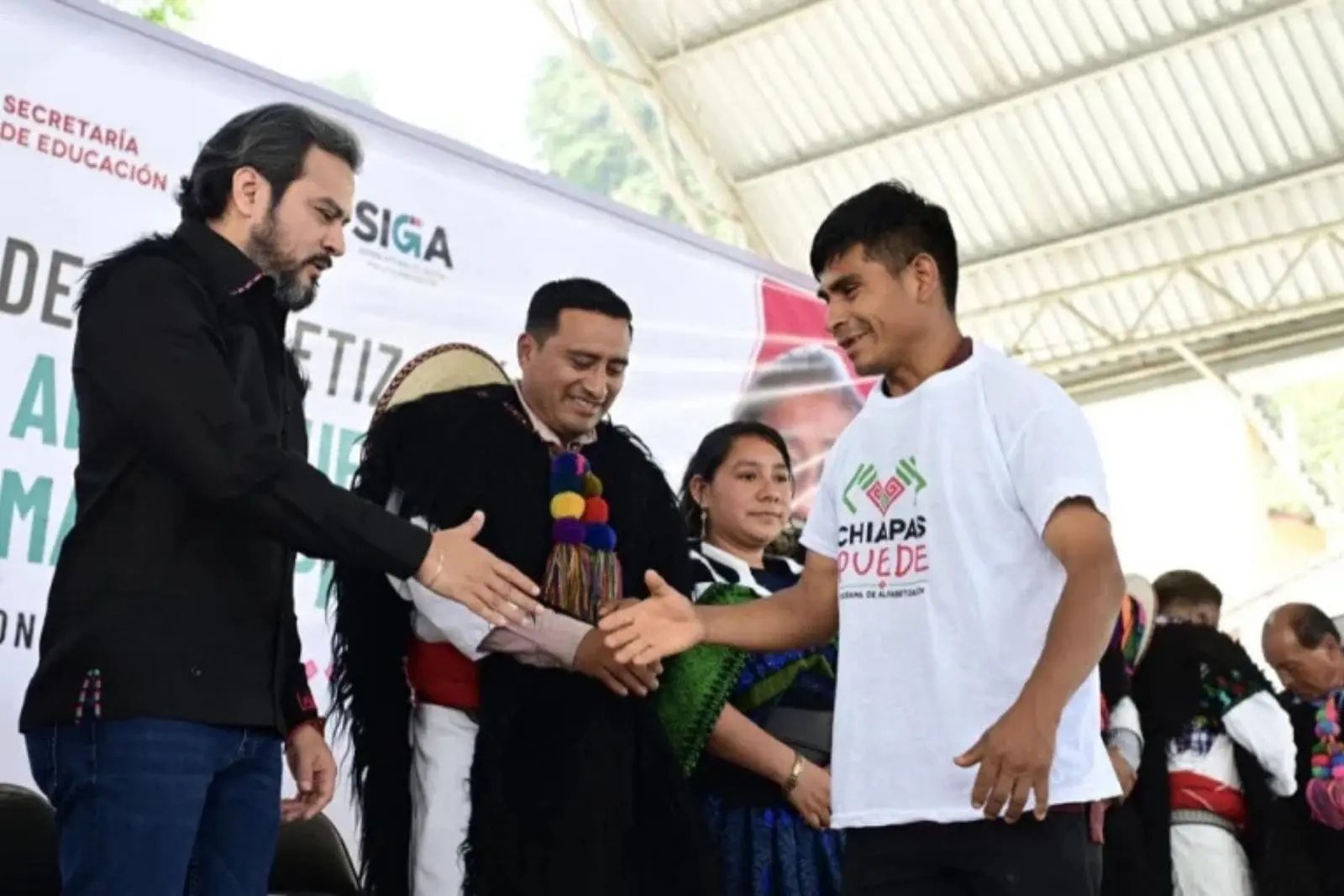 Benefician a estudiantes de Tuxtla Chico con materiales del programa “Chiapas Puede”