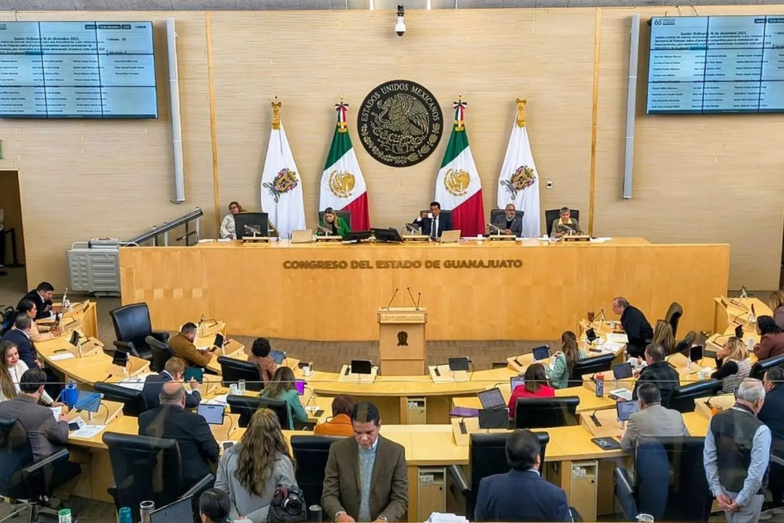 Congreso de Guanajuato aprueba ley para regular uso de celulares en escuelas