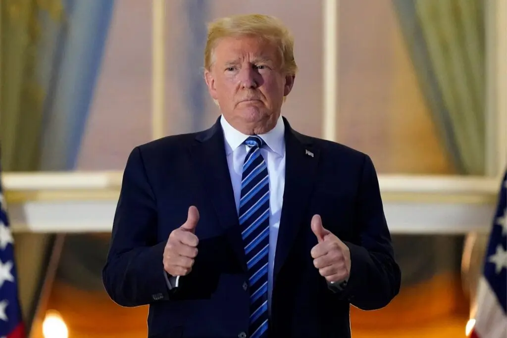 Donald Trump se somete a examen médico en medio de dudas sobre su estado de salud