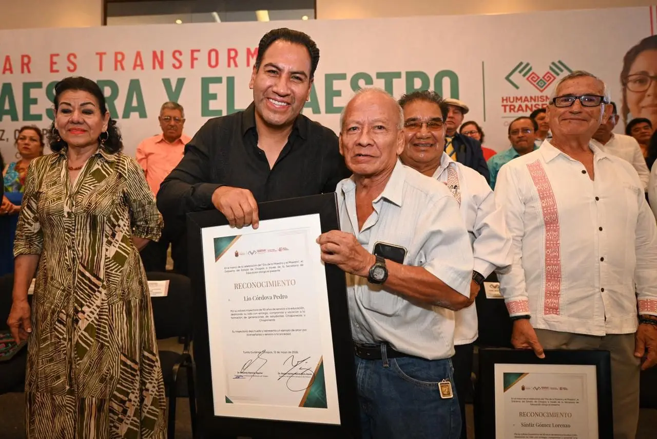 Ramírez Aguilar entrega reconocimiento a docentes por el Día del Maestro