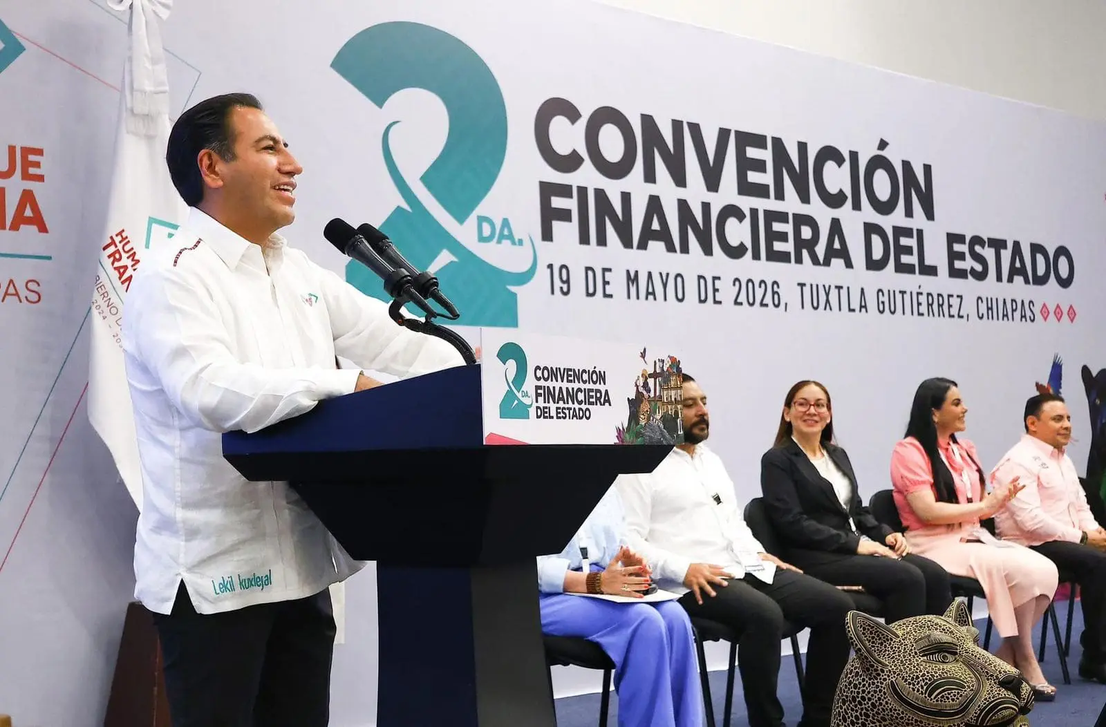 Tuxtla Gutiérrez, Chiapas.- En el marco de la Segunda Convención Financiera del Estado, el gobernador de Chiapas, Eduardo Ramírez Aguilar, aseveró este martes que la administración de la Nueva ERA sostiene un manejo ordenado, transparente y eficiente de los recursos públicos, encaminado a impulsar obras y proyectos estratégicos de infraestructura que favorezcan el bienestar social y el desarrollo económico de la entidad. Durante su intervención, el mandatario refirió que la disciplina en el manejo financiero, junto con las políticas de ahorro institucional y el respaldo del Gobierno de México encabezado por la presidenta Claudia Sheinbaum Pardo, han permitido afianzar programas sociales con enfoque humanista.  En ese sentido, el gobernador indicó que estas medidas pretenden mejorar las condiciones de vida de la población, de manera particular las de los sectores más vulnerables que durante años permanecieron relegados. En esa tónica, Ramírez Aguilar hizo el exhorto a los servidores públicos a conducirse con honestidad, sensibilidad y compromiso social, pidiendo a la par a las autoridades municipales mantenerse en coordinación permanente con la Secretaría de Finanzas en aras de fortalecer la recaudación y asegurar que los recursos federales y estatales sean destinados en efecto a atender las necesidades prioritarias de cada municipio. En el encuentro, el secretario de Finanzas, Manuel Francisco Antonio Pariente Gavito, presentó las estrategias implementadas para modernizar y dignificar los servicios hacendarios en el estado. Así, mencionó algunas de las acciones orientadas a erradicar prácticas de corrupción dentro de la administración pública, así como la incorporación de herramientas digitales para mejorar la atención a los contribuyentes y extender la cobertura de servicios a lo largo y ancho del estado. Aunado a esto, el funcionario reiteró además el compromiso de trabajar de manera coordinada con los ayuntamientos y las dependencias estatales para consolidar un gobierno enfocado en el bienestar y la prosperidad compartida. Por su parte, el presidente de la Cámara Nacional de la Industria de Desarrollo y Promoción de Vivienda Delegación Chiapas, Luis Alejandro Escanero González, subrayó la importancia de robustecer la digitalización y modernización de los servicios administrativos y registrales, con el objetivo de agilizar trámites, otorgar mayor certeza jurídica al patrimonio de las familias y facilitar procesos vinculados con vivienda e inversión.  A su vez, la directora general de la Comisión Estatal del Agua y Saneamiento de Chiapas, Karina Montesinos Cárdenas, destacó que la convención permite fortalecer la coordinación entre los tres órdenes de gobierno para impulsar proyectos de agua potable y saneamiento. A propósito del tema, explicó que los acuerdos derivados de la primera Convención Financiera hicieron posible consolidar mecanismos para combinar recursos federales, estatales y municipales, permitiendo la ejecución de obras con mayor impacto social. En representación de las y los alcaldes, la presidenta municipal de Ocozocoautla de Espinoza, Nidia Alejandra de los Santos Sarmiento, resaltó la relevancia de este espacio para fortalecer la recaudación fiscal y concretar convenios de colaboración que generen mayores ingresos y mejores servicios para los municipios.   Al evento acudieron el magistrado presidente del Tribunal Superior de Justicia del Estado, Juan Carlos Moreno Guillén; la secretaria general de Gobierno y Mediación, Dulce María Rodríguez Ovando; el auditor superior del Estado, José Antonio Aguilar Meza; la secretaria Anticorrupción y Buen Gobierno, Ana Laura Romero Basurto; la presidenta del Instituto de Administración Pública de Chiapas, Lysette Raquel Lameiro Camacho; integrantes del Gabinete Legal y Ampliado, así como presidentas y presidentes municipales, tesoreras y tesoreros municipales, entre otras personas invitadas.